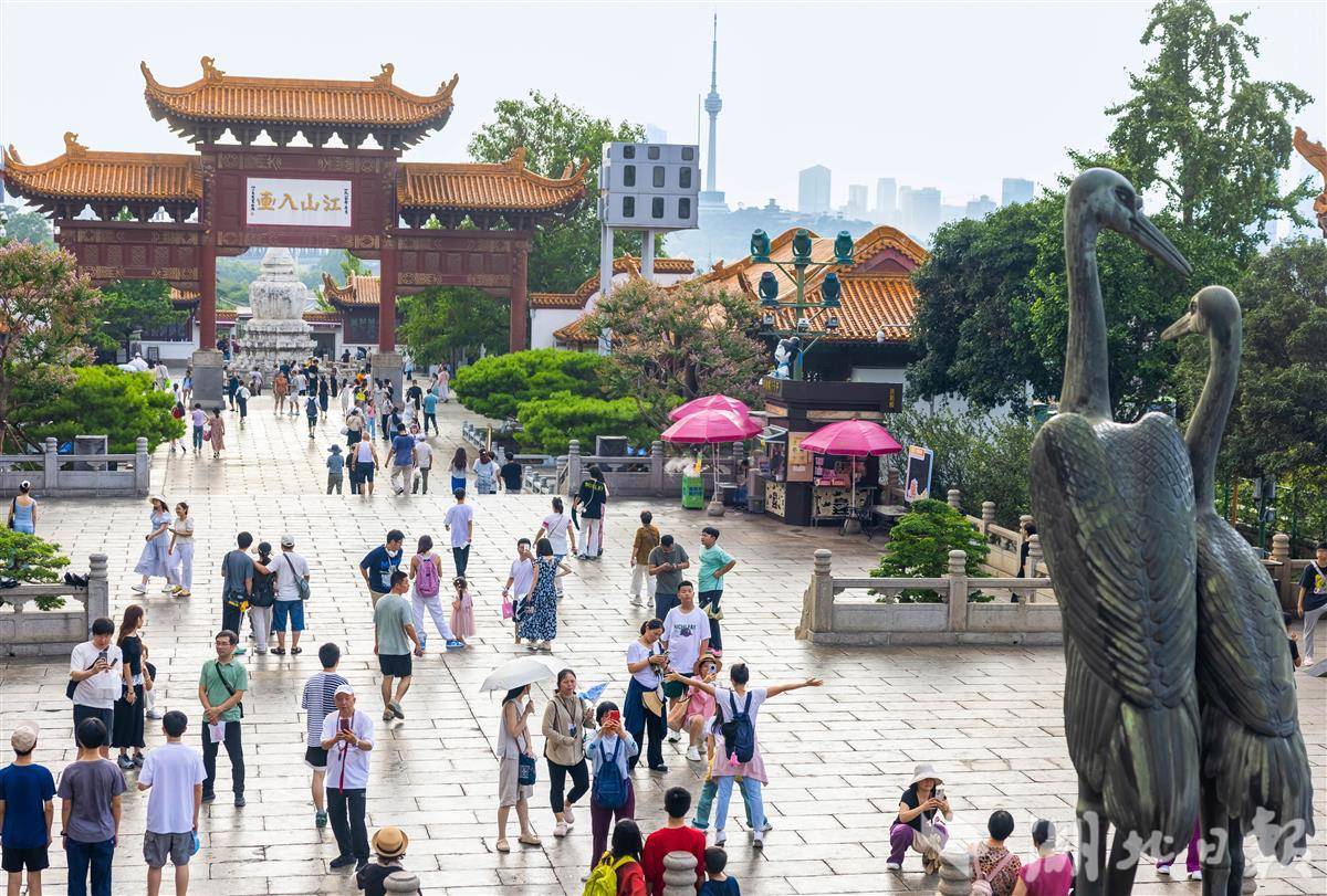 高温难挡“打卡”热！黄鹤楼暑期人气旺